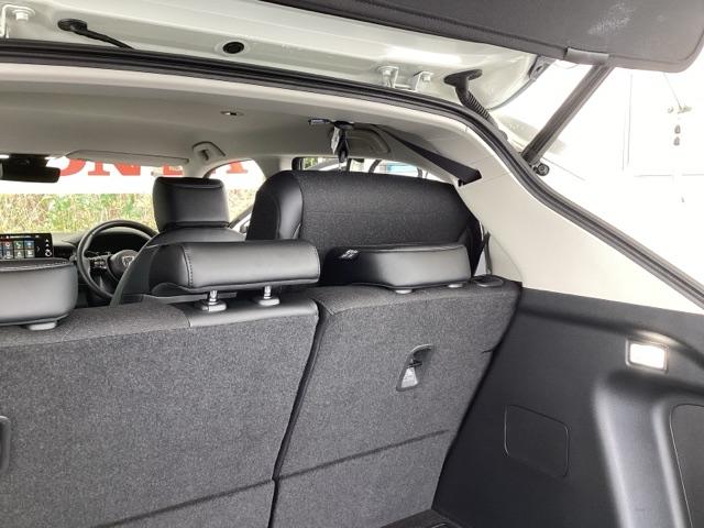 ヴェゼル ｅ：ＨＥＶＺ　リアカメラ　先進ライト　ＥＴＣ　Ｓヒータ　地デジフルセグＴＶ　電動テールゲート　サイドエアバッグ　後カメラ　前後障害物センサー　横滑防止装置　エアコン　ＬＥＤヘットライト　パワステ　ＵＳＢ接続　ＡＢＳ（64枚目）