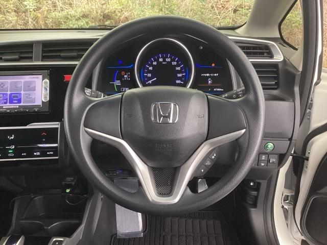 フィットハイブリッド Ｆパッケージ　メモリーナビ　ＥＴＣ　リアカメラ　ＣＤ　ＤＶＤ　スマキー　運転席助手席エアバッグ　ナビＴＶ　ＥＣＯＮモード　キーレス　運転席エアバッグ　オートエアコン　ＡＢＳ　ワンセグ　パワーステアリング　Ｒカメ（3枚目）