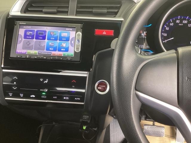 フィットハイブリッド Ｆパッケージ　メモリーナビ　ＥＴＣ　リアカメラ　ＣＤ　ＤＶＤ　スマキー　運転席助手席エアバッグ　ナビＴＶ　ＥＣＯＮモード　キーレス　運転席エアバッグ　オートエアコン　ＡＢＳ　ワンセグ　パワーステアリング　Ｒカメ（6枚目）