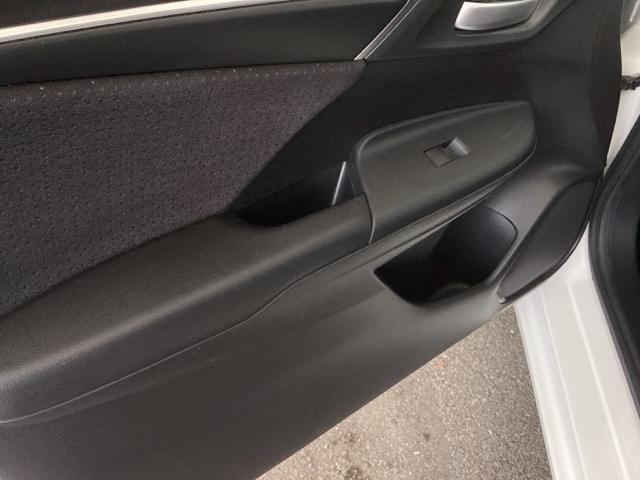 フィットハイブリッド Ｆパッケージ　メモリーナビ　ＥＴＣ　リアカメラ　ＣＤ　ＤＶＤ　スマキー　運転席助手席エアバッグ　ナビＴＶ　ＥＣＯＮモード　キーレス　運転席エアバッグ　オートエアコン　ＡＢＳ　ワンセグ　パワーステアリング　Ｒカメ（37枚目）