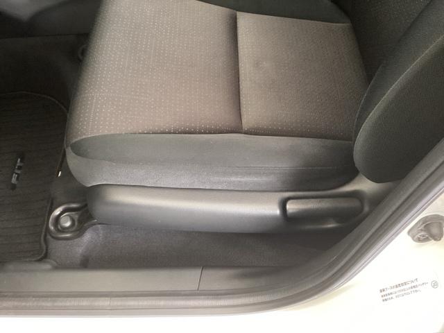 フィットハイブリッド Ｆパッケージ　メモリーナビ　ＥＴＣ　リアカメラ　ＣＤ　ＤＶＤ　スマキー　運転席助手席エアバッグ　ナビＴＶ　ＥＣＯＮモード　キーレス　運転席エアバッグ　オートエアコン　ＡＢＳ　ワンセグ　パワーステアリング　Ｒカメ（38枚目）