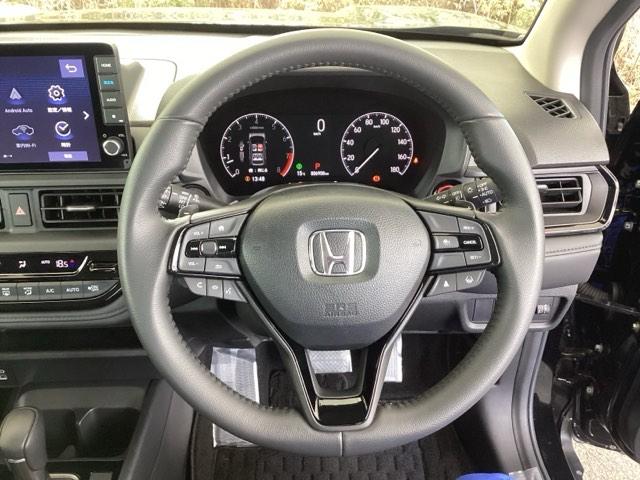 �{�v�n���h���̌��ɂ͂V���p�h���V�t�g������܂��B�w��ő��鎖�ŁA�}�j���A���Ԋ��o�̃V�t�g�`�F���W���y���߂܂��B�܂��A�E�ɃN���[�Y�R���g���[���A���ɃI�[�f�B�I�����R���X�C�b�`������܂��B