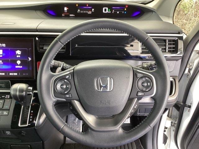 �{�v�n���h���̌��ɂ͂V���p�h���V�t�g������܂��B�w��ő��鎖�ŁA�}�j���A���Ԋ��o�̃V�t�g�`�F���W���y���߂܂��B�܂��A�E�ɃN���[�Y�R���g���[���A���ɃI�[�f�B�I�����R���X�C�b�`������܂��B