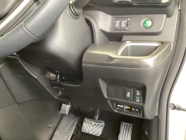 �����ŕ֗��Ȃd�s�b�A�d���X���C�h�h�A�A�R����悭����d�b�n�m�A�������h���u�r�`�Ȃǂ̃X�C�b�`�́A�^�]�Ȃ̉E���A��̓͂��₷���ʒu�ɂ���܂��B