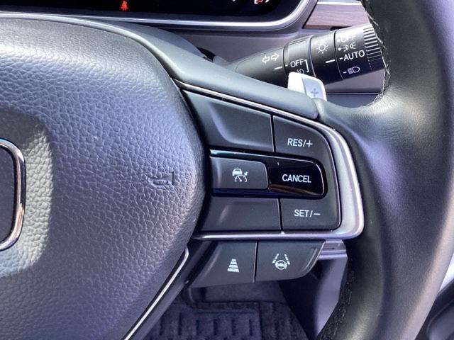 �X�e�A�����O�z�C�[���̉E�����N���[�Y�R���g���[���X�C�b�`�ł��B�A�N�Z���y�_���𓥂܂��Ɉ�葖�s���o����̂ŁA�������H�ł̑��s���O�b�Ɖ��K�ɂȂ�܂��B