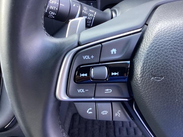 �X�e�A�����O���葤�ɃI�[�f�B�I�֘A�̃R���g���[���X�C�b�`��z�u���Ă��܂��B���쎞�͎�������炷���ƂȂ��^�]�ɏW���ł��܂��B