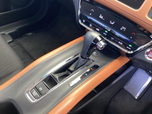 ヴェゼル Ｘ　ナビ　Ｒカメラ　ブルートゥース　フルセグＴＶ　エマージェンシーストップシグナル　Ｂカメ　Ｗエアバッグ　地ＴＶ　フルオートエアコン　パワーウィンドウ　スマキー　記録簿　アイドルストップ　ＥＴＣ車載器（16枚目）