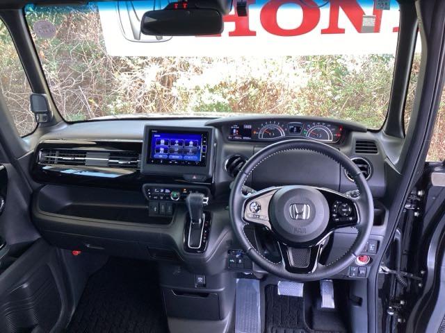 �܂Ԃ��������������炰��A�F�̃n�[�t�V�F�C�h�t�����g�E�B���h�E�����Ă��܂��B�܂��A�v���Y�}�N���X�^�[�Z�p���ڃt���I�[�g�G�A�R���ŉ��K�ł��B