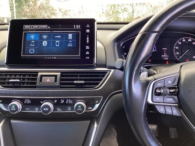 �z���_�����������[�i�r���ڂȂ̂ŁA�����ւ̃h���C�u�����C���������I�X�e�A�����O���葤�ɃI�[�f�B�I�֘A�̃R���g���[���X�C�b�`��z�u���Ă��܂��B���쎞�͎�������炷���ƂȂ��^�]�ɏW���ł��܂�