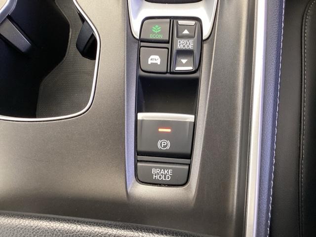 �p�[�L���O�u���[�L�̓X�}�[�g�ȓd�q���䎮�ƍ��킹�ďa�؎����Ƀu���[�L�y�_�����瑫�𗣂��Ă���ԏ�Ԃ�ێ����Ă����I�[�g�u���[�L�z�[���h�@�\�ŉ^�]���y�ɂȂ�܂��B�X�^�[�g�̓A�N�Z���y�_���𓥂ނ���