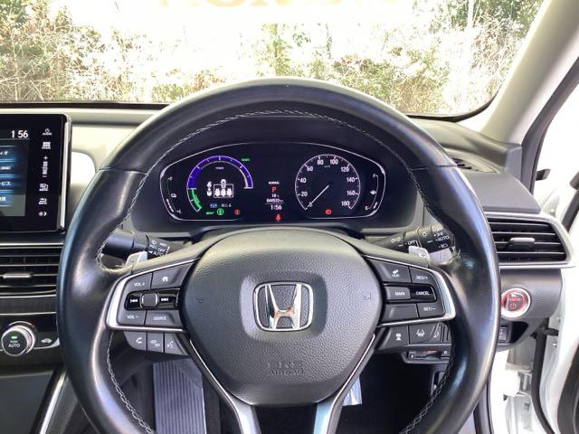 �X�e�A�����O�E�葤�Ɉ��S�^�]�x���@�\�̃z���_�Z���V���O���R���g���[������X�C�b�`�A���葤�ɃI�[�f�B�I�֘A�̃R���g���[���X�C�b�`��z�u�A��������炷���ƂȂ��^�]�ɏW���ł��܂�