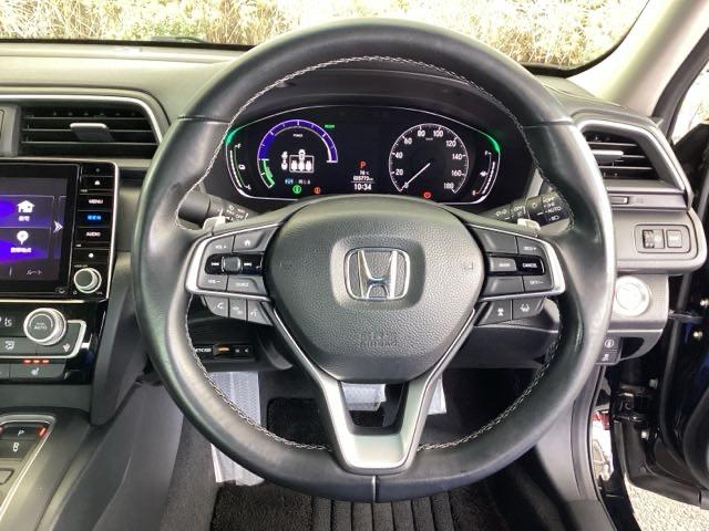 �{�v�n���h���̉E���ɂ���{�^���������N���[�Y�R���g���[���ł��B�A�N�Z���y�_���𓥂܂��ɐݒ葬�x���L�[�v�B�������H�ł̃h���C�u�����N�ɁB�܂��A���ɃI�[�f�B�I�����R���X�C�b�`������܂��B