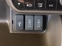 スマートフォンなどの充電に便利なUSBジャック。運転席からも助手席からも使いやすいです。