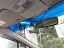 まぶしい日差しをやわらげる、青色のハーフシェイドフロントウィンドウがついています。