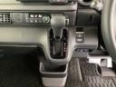 足元スッキリ、インパネシフトです。パーキングブレーキは電子制御パーキングブレーキタイプなので、運転席と助手席の間がスッキリしています。