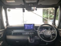 フロントガラスが大きく、ワイドな視界で運転もしやすくなるように、設計されています。 3