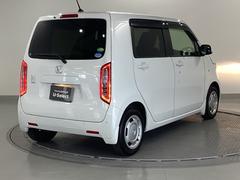 プライバシーガラスが装備されています。外を見るときには気にならずに、後方車両からは車内が見えにくい設計です。 6