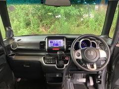フロントガラスが大きく、ワイドな視界で運転もしやすくなるように、設計されています。 3