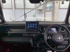 先進の安全運転支援機能【ＨｏｎｄａＳＥＮＳＩＮＧ】を搭載。衝突軽減ブレーキや誤発信抑制機能など様々な機能で安全運転をサポートします。機能一覧はＨｏｎｄａオフィシャルサイトで確認できます。 3