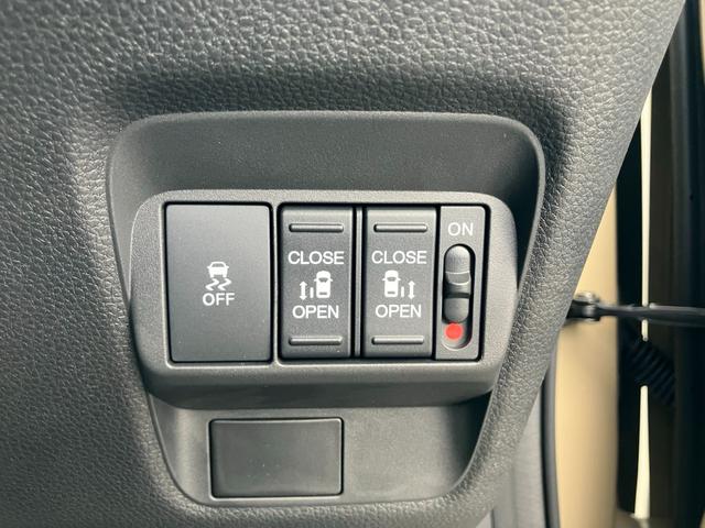 フリード ｅ：ＨＥＶクロスター　登録済未使用車　ブラインドスポットインフォメーション　２列目６：４分割可倒式シート　コンビシート　シートヒーター　１５インチアルミホイール　ＨｏｎｄａＳＥＮＳＩＮＧ（4枚目）