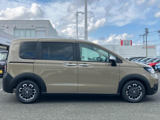 フリード ｅ：ＨＥＶクロスター　登録済未使用車　ブラインドスポットインフォメーション　２列目６：４分割可倒式シート　コンビシート　シートヒーター　１５インチアルミホイール　ＨｏｎｄａＳＥＮＳＩＮＧ（8枚目）