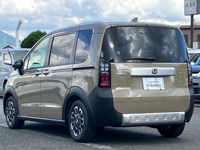 フリード ｅ：ＨＥＶクロスター　登録済未使用車　ブラインドスポットインフォメーション　２列目６：４分割可倒式シート　コンビシート　シートヒーター　１５インチアルミホイール　ＨｏｎｄａＳＥＮＳＩＮＧ（11枚目）
