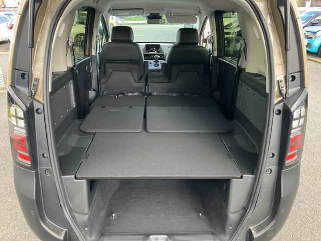 フリード ｅ：ＨＥＶクロスター　登録済未使用車　ブラインドスポットインフォメーション　２列目６：４分割可倒式シート　コンビシート　シートヒーター　１５インチアルミホイール　ＨｏｎｄａＳＥＮＳＩＮＧ（16枚目）
