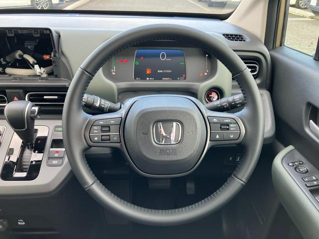フリード ｅ：ＨＥＶクロスター　登録済未使用車　ブラインドスポットインフォメーション　２列目６：４分割可倒式シート　コンビシート　シートヒーター　１５インチアルミホイール　ＨｏｎｄａＳＥＮＳＩＮＧ（20枚目）