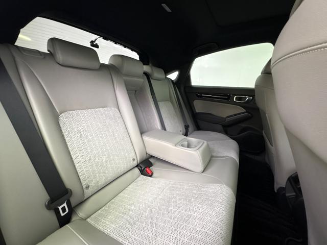 シビック ｅ：ＨＥＶＥＸ　Ｇｏｏｇｌｅ搭載９インチＨｏｎｄａＣＯＮＮＥＣＴディスプレー　ＢＯＳＥプレミアムサウンドシステム　前後ドラレコ　ＥＴＣ　電動パノラミックサンルーフ　渋滞追従機能＋トラフィックジャムアシスト（11枚目）