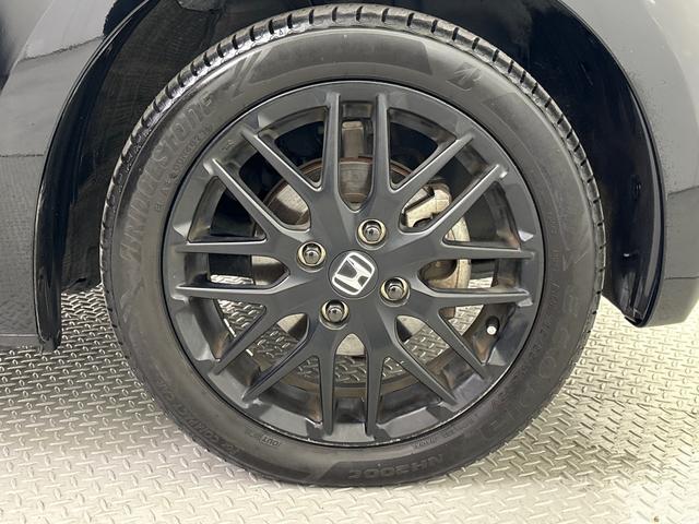 雨の日は中古車は選びにくいですよね。でも当店なら安心です。電話予約を頂ければ屋根下へ移動させて頂きます。雨でもじっくりご検討いただけます。