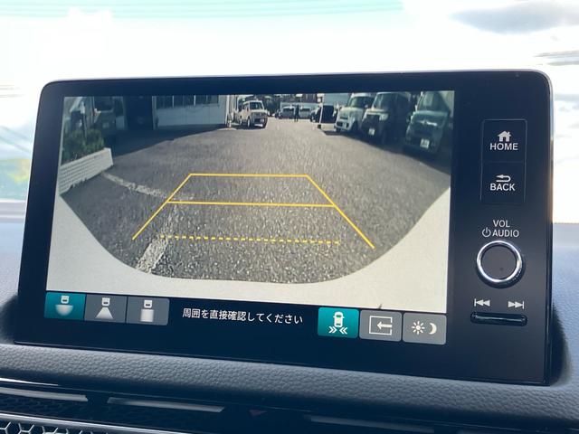 後退時に車両の後ろ側をモニター画面に表示します。車庫入れが苦手な人もこれで安心♪