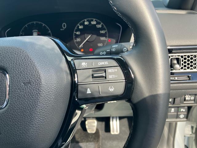 速度と車間距離を設定すると、自動で加減速を行い走行致します。高速道路で活躍間違いなし♪