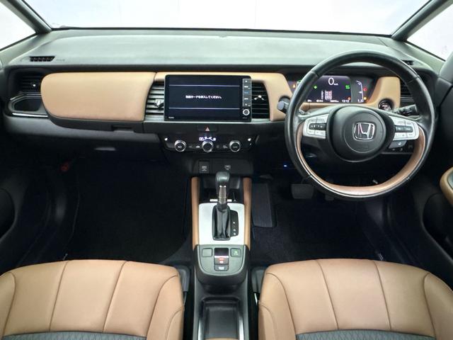 フィット ｅ：ＨＥＶリュクス　Ｇａｔｈｅｒｓメモリーナビ（ＶＸＵ－２１５ＦＴｉ）　前後ドラレコ　ＥＴＣ　ワイヤレス充電器　ＬＥＤヘッドライト　１６インチアルミホイール　ＨｏｎｄａＣＯＮＮＥＣＴ用緊急通報ボタン（3枚目）