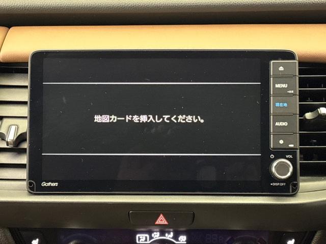 フィット ｅ：ＨＥＶリュクス　Ｇａｔｈｅｒｓメモリーナビ（ＶＸＵ－２１５ＦＴｉ）　前後ドラレコ　ＥＴＣ　ワイヤレス充電器　ＬＥＤヘッドライト　１６インチアルミホイール　ＨｏｎｄａＣＯＮＮＥＣＴ用緊急通報ボタン（4枚目）