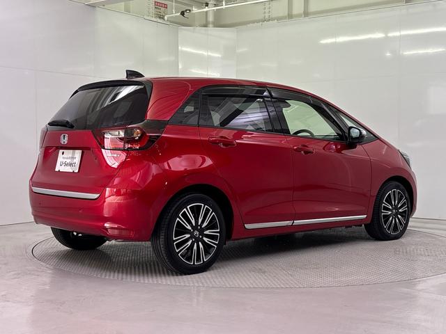 フィット ｅ：ＨＥＶリュクス　Ｇａｔｈｅｒｓメモリーナビ（ＶＸＵ－２１５ＦＴｉ）　前後ドラレコ　ＥＴＣ　ワイヤレス充電器　ＬＥＤヘッドライト　１６インチアルミホイール　ＨｏｎｄａＣＯＮＮＥＣＴ用緊急通報ボタン（7枚目）