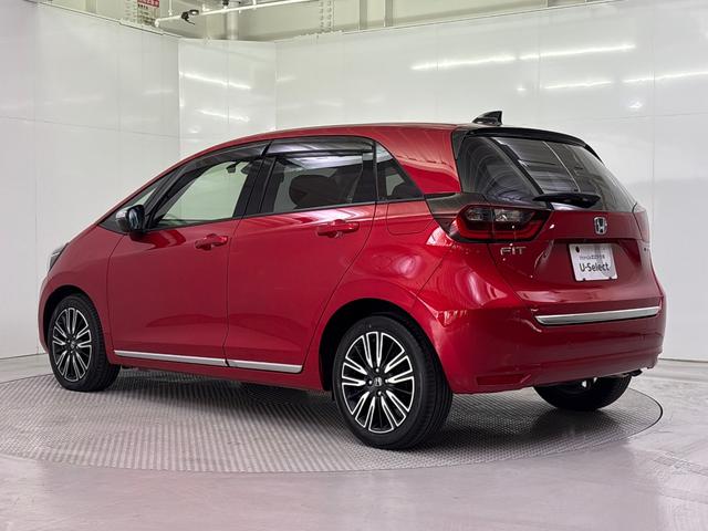 フィット ｅ：ＨＥＶリュクス　Ｇａｔｈｅｒｓメモリーナビ（ＶＸＵ－２１５ＦＴｉ）　前後ドラレコ　ＥＴＣ　ワイヤレス充電器　ＬＥＤヘッドライト　１６インチアルミホイール　ＨｏｎｄａＣＯＮＮＥＣＴ用緊急通報ボタン（9枚目）