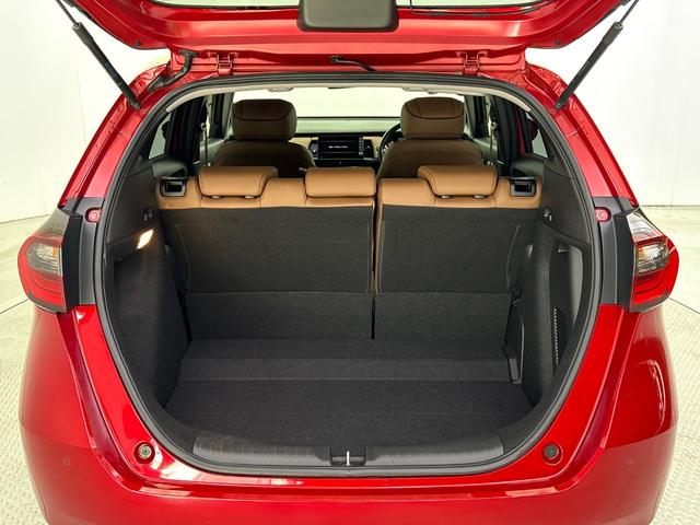 フィット ｅ：ＨＥＶリュクス　Ｇａｔｈｅｒｓメモリーナビ（ＶＸＵ－２１５ＦＴｉ）　前後ドラレコ　ＥＴＣ　ワイヤレス充電器　ＬＥＤヘッドライト　１６インチアルミホイール　ＨｏｎｄａＣＯＮＮＥＣＴ用緊急通報ボタン（11枚目）