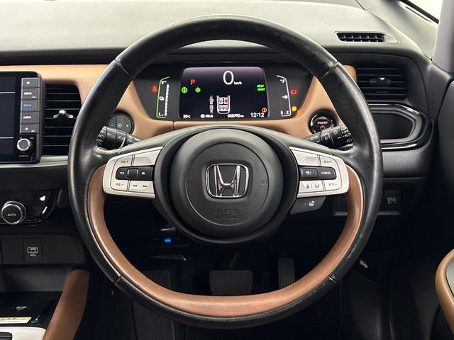 フィット ｅ：ＨＥＶリュクス　Ｇａｔｈｅｒｓメモリーナビ（ＶＸＵ－２１５ＦＴｉ）　前後ドラレコ　ＥＴＣ　ワイヤレス充電器　ＬＥＤヘッドライト　１６インチアルミホイール　ＨｏｎｄａＣＯＮＮＥＣＴ用緊急通報ボタン（14枚目）