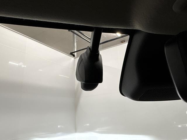 ヴェゼル ｅ：ＨＥＶＺ　ＨｏｎｄａＣＯＮＮＥＣＴディスプレー　ＥＴＣ　前後ドラレコ　ブラインドスポットインフォメーション　後退出庫サポート　ハンズフリーアクセスパワーテールゲート　ワイヤレス充電器　１８インチアルミホイール（4枚目）