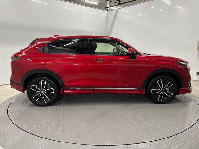 ヴェゼル ｅ：ＨＥＶＺ　ＨｏｎｄａＣＯＮＮＥＣＴディスプレー　ＥＴＣ　前後ドラレコ　ブラインドスポットインフォメーション　後退出庫サポート　ハンズフリーアクセスパワーテールゲート　ワイヤレス充電器　１８インチアルミホイール（10枚目）