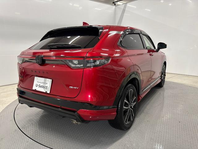 ヴェゼル ｅ：ＨＥＶＺ　ＨｏｎｄａＣＯＮＮＥＣＴディスプレー　ＥＴＣ　前後ドラレコ　ブラインドスポットインフォメーション　後退出庫サポート　ハンズフリーアクセスパワーテールゲート　ワイヤレス充電器　１８インチアルミホイール（11枚目）