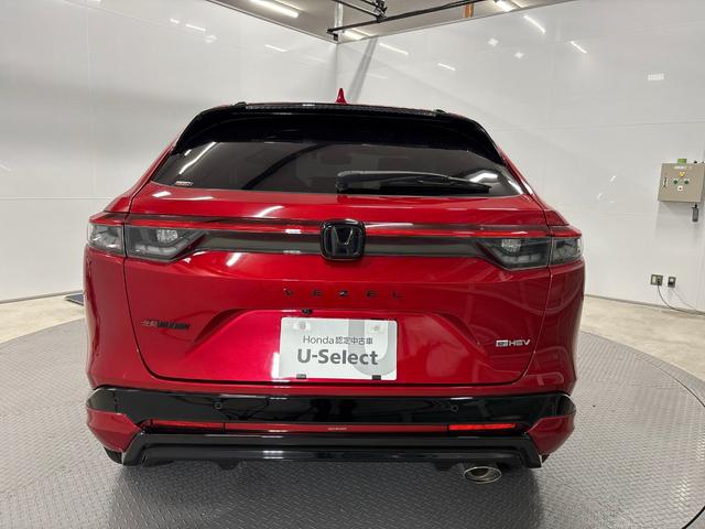 ヴェゼル ｅ：ＨＥＶＺ　ＨｏｎｄａＣＯＮＮＥＣＴディスプレー　ＥＴＣ　前後ドラレコ　ブラインドスポットインフォメーション　後退出庫サポート　ハンズフリーアクセスパワーテールゲート　ワイヤレス充電器　１８インチアルミホイール（12枚目）