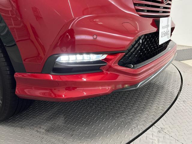 ヴェゼル ｅ：ＨＥＶＺ　ＨｏｎｄａＣＯＮＮＥＣＴディスプレー　ＥＴＣ　前後ドラレコ　ブラインドスポットインフォメーション　後退出庫サポート　ハンズフリーアクセスパワーテールゲート　ワイヤレス充電器　１８インチアルミホイール（15枚目）