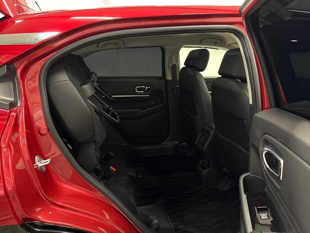 ヴェゼル ｅ：ＨＥＶＺ　ＨｏｎｄａＣＯＮＮＥＣＴディスプレー　ＥＴＣ　前後ドラレコ　ブラインドスポットインフォメーション　後退出庫サポート　ハンズフリーアクセスパワーテールゲート　ワイヤレス充電器　１８インチアルミホイール（29枚目）