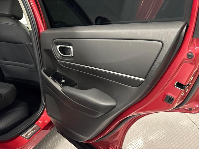 ヴェゼル ｅ：ＨＥＶＺ　ＨｏｎｄａＣＯＮＮＥＣＴディスプレー　ＥＴＣ　前後ドラレコ　ブラインドスポットインフォメーション　後退出庫サポート　ハンズフリーアクセスパワーテールゲート　ワイヤレス充電器　１８インチアルミホイール（32枚目）