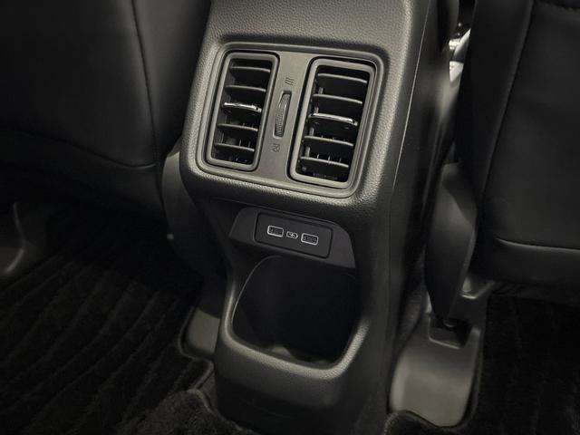 ヴェゼル ｅ：ＨＥＶＺ　ＨｏｎｄａＣＯＮＮＥＣＴディスプレー　ＥＴＣ　前後ドラレコ　ブラインドスポットインフォメーション　後退出庫サポート　ハンズフリーアクセスパワーテールゲート　ワイヤレス充電器　１８インチアルミホイール（34枚目）