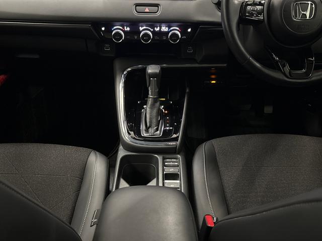ヴェゼル ｅ：ＨＥＶＺ　ＨｏｎｄａＣＯＮＮＥＣＴディスプレー　ＥＴＣ　前後ドラレコ　ブラインドスポットインフォメーション　後退出庫サポート　ハンズフリーアクセスパワーテールゲート　ワイヤレス充電器　１８インチアルミホイール（35枚目）