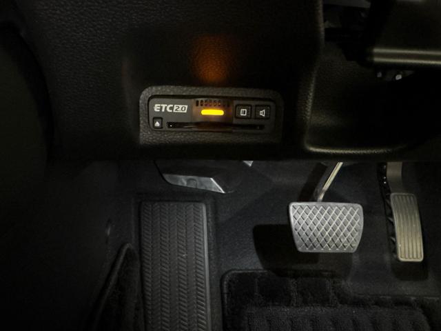 ヴェゼル ｅ：ＨＥＶＺ　ＨｏｎｄａＣＯＮＮＥＣＴディスプレー　ＥＴＣ　前後ドラレコ　ブラインドスポットインフォメーション　後退出庫サポート　ハンズフリーアクセスパワーテールゲート　ワイヤレス充電器　１８インチアルミホイール（45枚目）