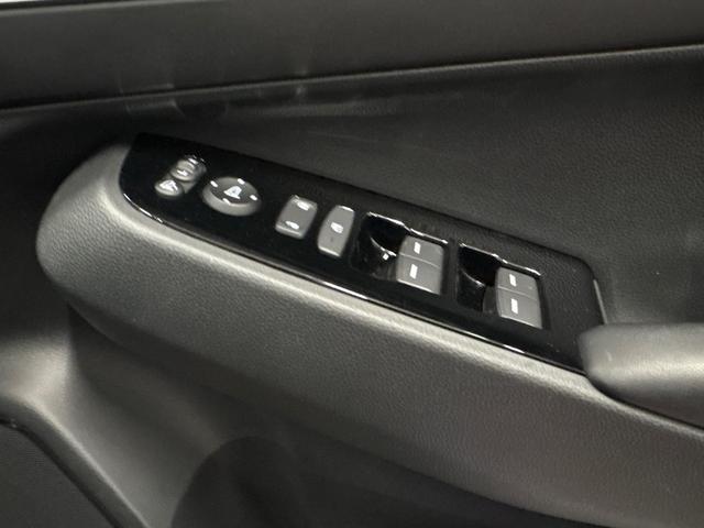 ヴェゼル ｅ：ＨＥＶＺ　ＨｏｎｄａＣＯＮＮＥＣＴディスプレー　ＥＴＣ　前後ドラレコ　ブラインドスポットインフォメーション　後退出庫サポート　ハンズフリーアクセスパワーテールゲート　ワイヤレス充電器　１８インチアルミホイール（47枚目）