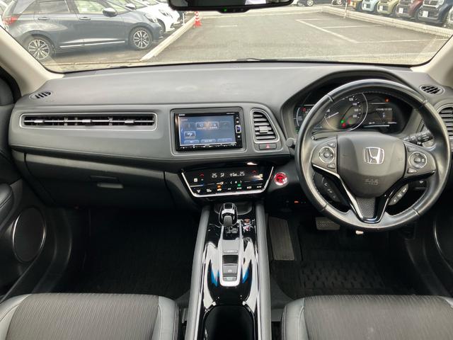 ヴェゼル ハイブリッドＺ・ホンダセンシング　Ｇａｔｈｅｒｓメモリーナビ（ＶＸＭ－１９４ＶＦｉ）　バックカメラ　ＥＴＣ　前ドラレコ　ＬＥＤヘッドライト　ＬＥＤフォグライト　運転席／助手席シートヒーター　衝突軽減ブレーキ　誤発進抑制機能（3枚目）